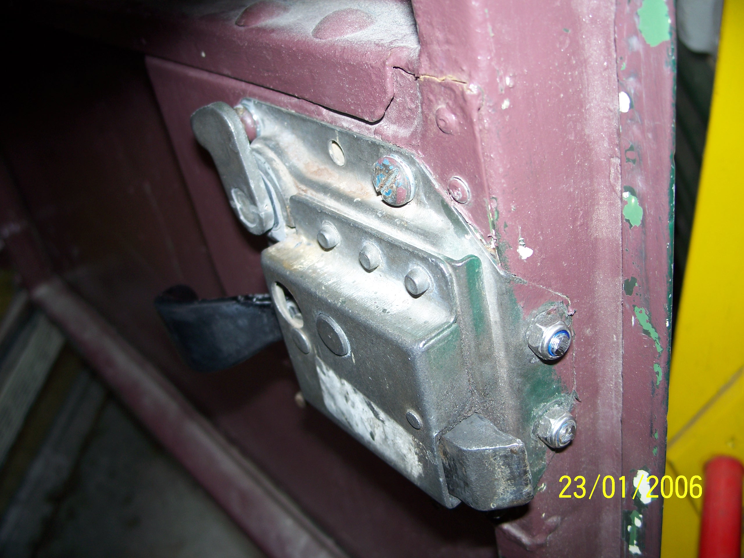 4wd_trips/2010-07-11_Mathias/damage1_doorlatch-large.jpg