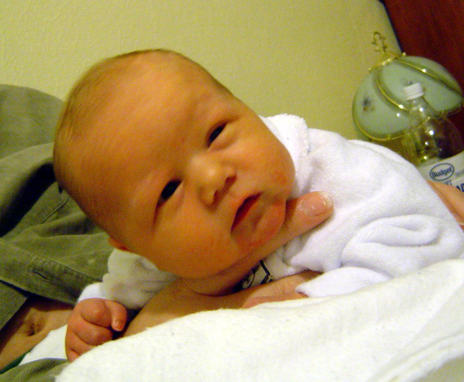 Baby/2003-10-12/luke_Whats_that_thing.jpg